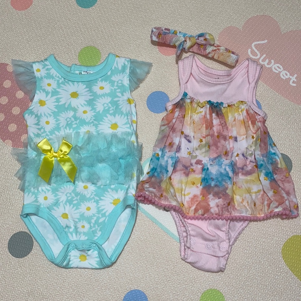 2 baby girl bodysuits size 6 Months, never worn.